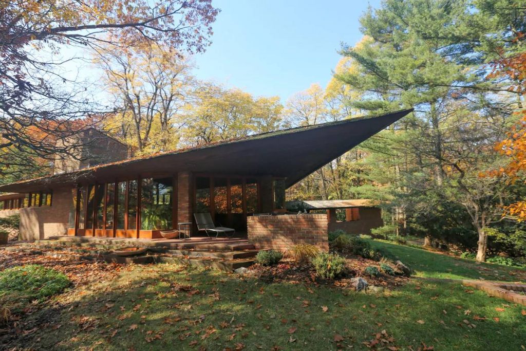 frank-lloyd-wright-palmer-house outside