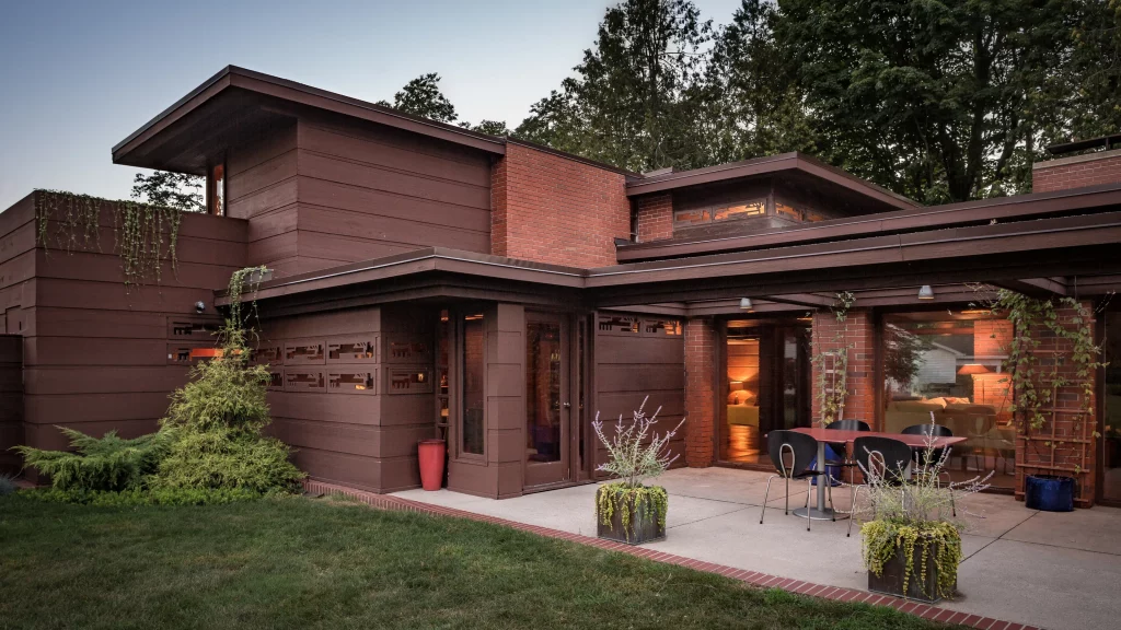 frank lloyd wright still bend outside