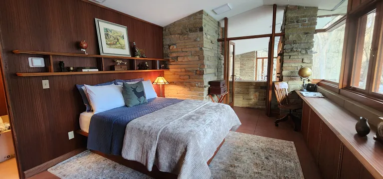 bedroom of river rock by frank lloyd wright